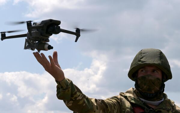 Một người lính Quân khu «Trung tâm» với máy bay không người lái có hệ thống treo thả đạn trong quá trình huấn luyện điều khiển UAV. - Sputnik Việt Nam