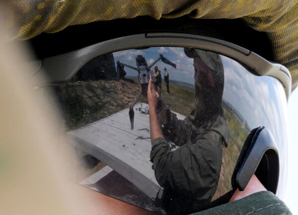 Giảng viên hướng dẫn quân nhân cách sử dụng máy bay không người lái do thám có có hệ thống treo để thả đạn. - Sputnik Việt Nam
