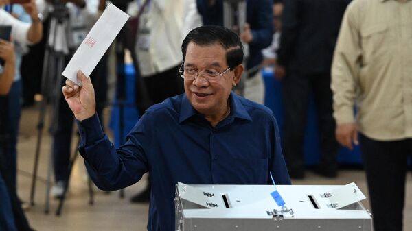 Премьер-министр Камбоджи Хун Сен на избирательном участке во время всеобщих выборов в Камбодже - Sputnik Việt Nam