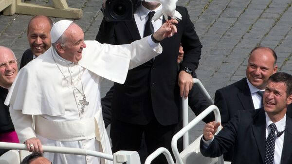 Папа Франциск с белым голубем на площади святого Петра в Ватикане  - Sputnik Việt Nam