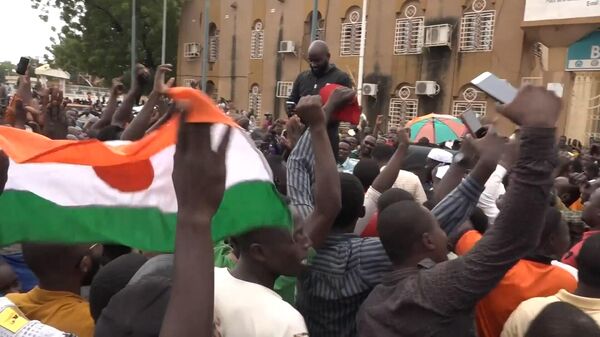Trụ sở đảng cầm quyền bị những người ủng hộ đảo chính đốt cháy ở Niamey, Niger - Sputnik Việt Nam