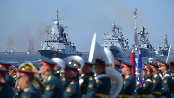 Các con tàu tại cuộc diễu hành nhân Ngày Hải quân ở ở Kronstadt, vùng biển Vịnh Phần Lan  - Sputnik Việt Nam