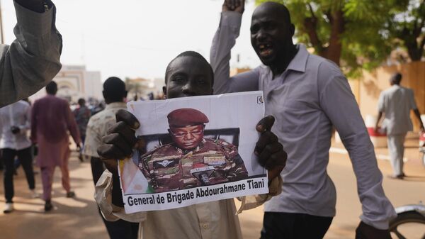 Người Nigeria tham gia cuộc tuần hành do những người ủng hộ thủ lĩnh cuộc đảo chính tổ chức, Tướng Gen. Abdourahmane Tchiani, ở Niamey - Sputnik Việt Nam