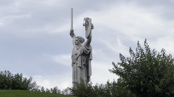 Quốc huy Liên Xô bị dỡ bỏ khỏi tượng đài Mẹ Tổ quốc ở Kiev - Sputnik Việt Nam