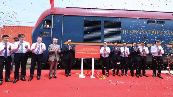 Đường sắt đón chuyến tàu chuyên tuyến từ Trung Quốc tới Hà Nội. - Sputnik Việt Nam