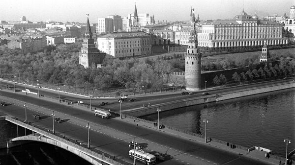 Quang cảnh điện Kremlin Moscow và cầu Bolshoy Kamenny bắc qua sông Moskva.  - Sputnik Việt Nam