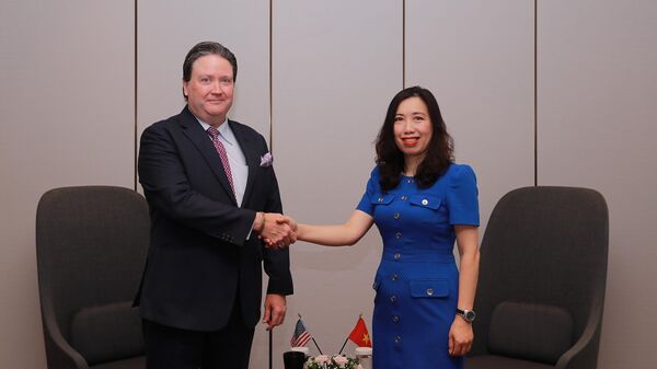 Thứ trưởng Ngoại giao Lê Thị Thu Hằng (phải) và Đại sứ Mỹ Marc Knapper tại Đà Nẵng ngày 9/8 - Sputnik Việt Nam