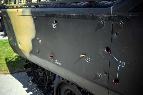 Đạn trên xe bọc thép chở quân M-113 của Mỹ tại triển lãm thu thiết bị thu được tại &quot;Army-2023&quot; ở Trung tâm Triển lãm và Hội nghị Patriot - Sputnik Việt Nam