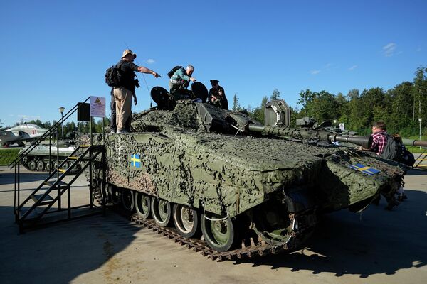 Xe chiến đấu bộ binh CV90 của Thụy Điển chiến lợi phẩm tại triển lãm thiết bị thu được ở &quot;Army-2023&quot;, Trung tâm Triển lãm và Hội nghị Patriot - Sputnik Việt Nam