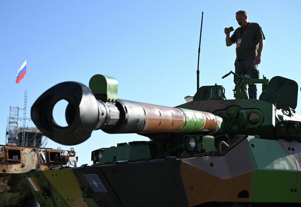 Chiến lợi phẩm xe bọc thép hạng nặng AMX-10RC của Pháp, trưng bày tại diễn đàn kỹ thuật quân sự quốc tế &quot;Army-2023&quot; - Sputnik Việt Nam