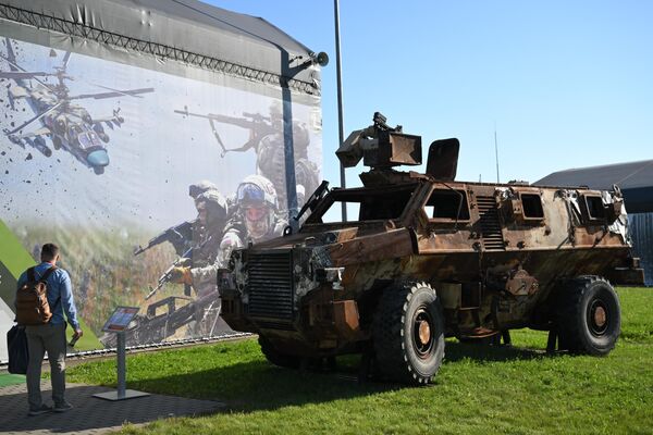 Xe bọc thép Bushmaster của Úc bị bắt giữ trưng bày tại Diễn đàn kỹ thuật quân sự quốc tế &quot;Army-2023&quot; - Sputnik Việt Nam