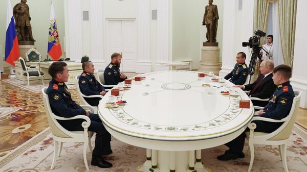 Cuộc gặp của Tổng thống Liên bang Nga V. Putin với thủy thủ đoàn xe tăng Alyosha - Sputnik Việt Nam