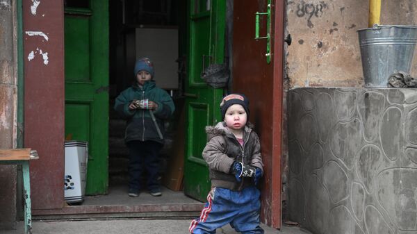 Những đứa trẻ tại căn nhà dân cư ở Mariupol - Sputnik Việt Nam