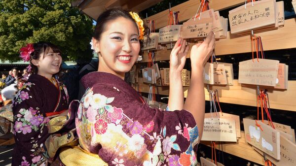 Các cô gái mặc kimono tại đền Meiji ở Tokyo, Nhật Bản - Sputnik Việt Nam