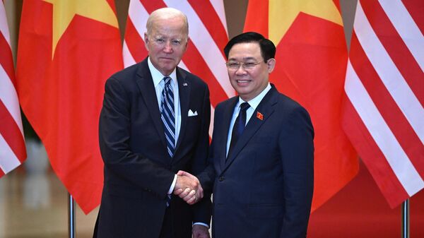 Chủ tịch Quốc hội Vương Đình Huệ bắt tay Tổng thống Mỹ Joe Biden trong cuộc gặp tại Hà Nội, Việt Nam - Sputnik Việt Nam