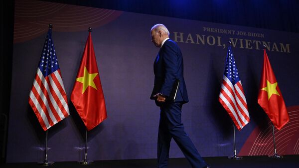 Tổng thống Mỹ Joe Biden sau cuộc họp báo ở Hà Nội, Việt Nam - Sputnik Việt Nam