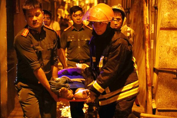 Lực lượng cứu hộ khiêng nạn nhân ra sau vụ cháy lớn trong chung cư mini ở Hà Nội - Sputnik Việt Nam