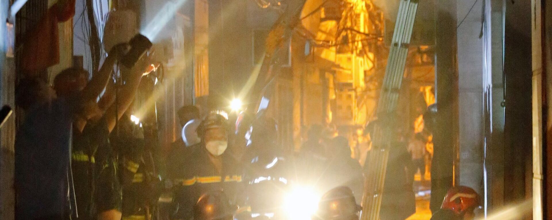 Lính cứu hỏa dập lửa cứu người trong vụ cháy chung cư mini ở Hà Nội. - Sputnik Việt Nam, 1920, 21.09.2023