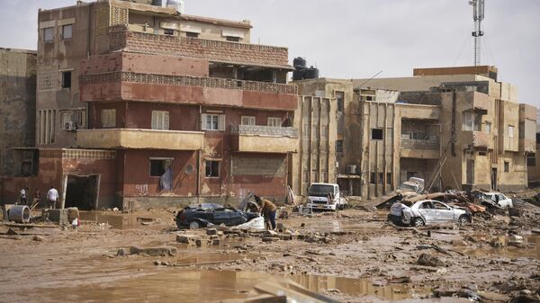 Ô tô và mảnh vỡ trên đường phố sau mưa lớn ở Derna, Libya - Sputnik Việt Nam