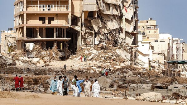 Người dân gần khu vực bị phá ở thành phố Derna, Libya - Sputnik Việt Nam