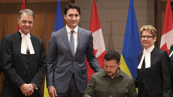 Chủ tịch Hạ viện Canada Anthony Rota (trái), Thủ tướng Canada Justin Trudeau, Tổng thống Ukraina Vladimir Zelensky và Chủ tịch Thượng viện Canada Raymond Gagne (phải) - Sputnik Việt Nam