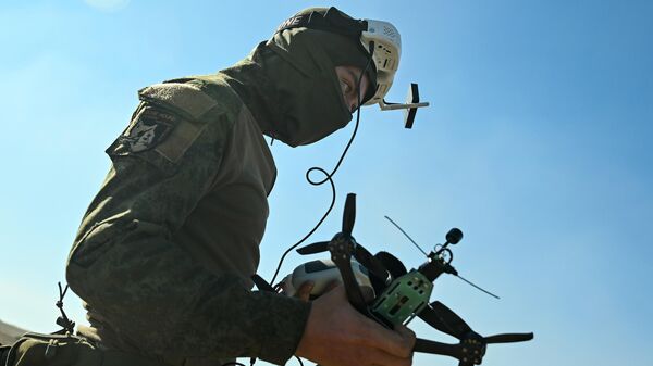 Quân nhân Lực lượng Vũ trang Nga đang được huấn luyện điều khiển chuyến bay UAV tấn công FPV Boomerang - Sputnik Việt Nam