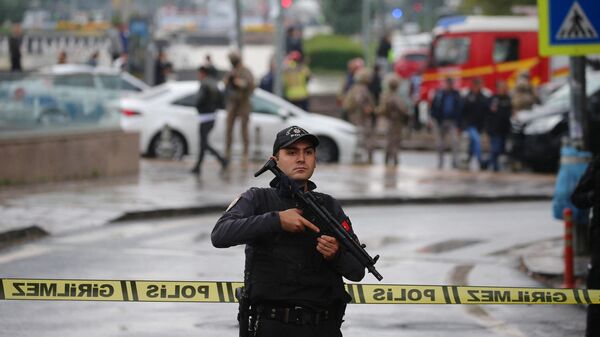 Lực lượng đặc biệt của cảnh sát Thổ Nhĩ Kỳ bảo vệ khu vực gần Bộ Nội vụ sau vụ nổ bom ở Ankara, Thổ Nhĩ Kỳ - Sputnik Việt Nam