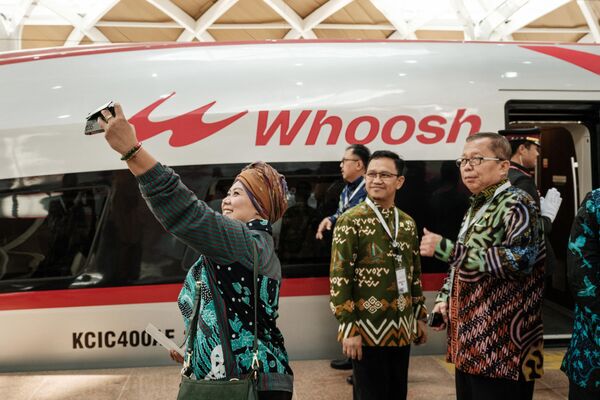 Du khách đứng gần tàu cao tốc Whoosh Jakarta-Bandung tại ga Halim ở Jakarta, Indonesia - Sputnik Việt Nam