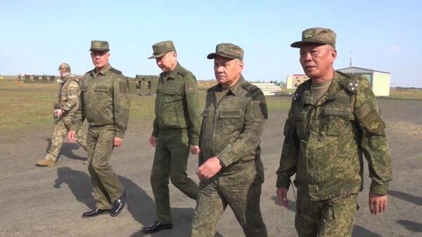 Bộ trưởng Quốc phòng Nga Tướng Sergei Shoigu kiểm tra việc tổ chức huấn luyện chiến đấu cho quân nhân và tình nguyện viên tại thao trường của Quân khu phía Nam - Sputnik Việt Nam