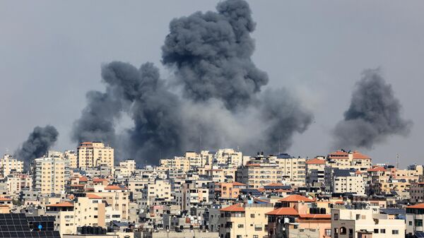 Khói khắp Gaza sau cuộc tấn công trả đũa của Israel 7 tháng 10 năm 2023 - Sputnik Việt Nam