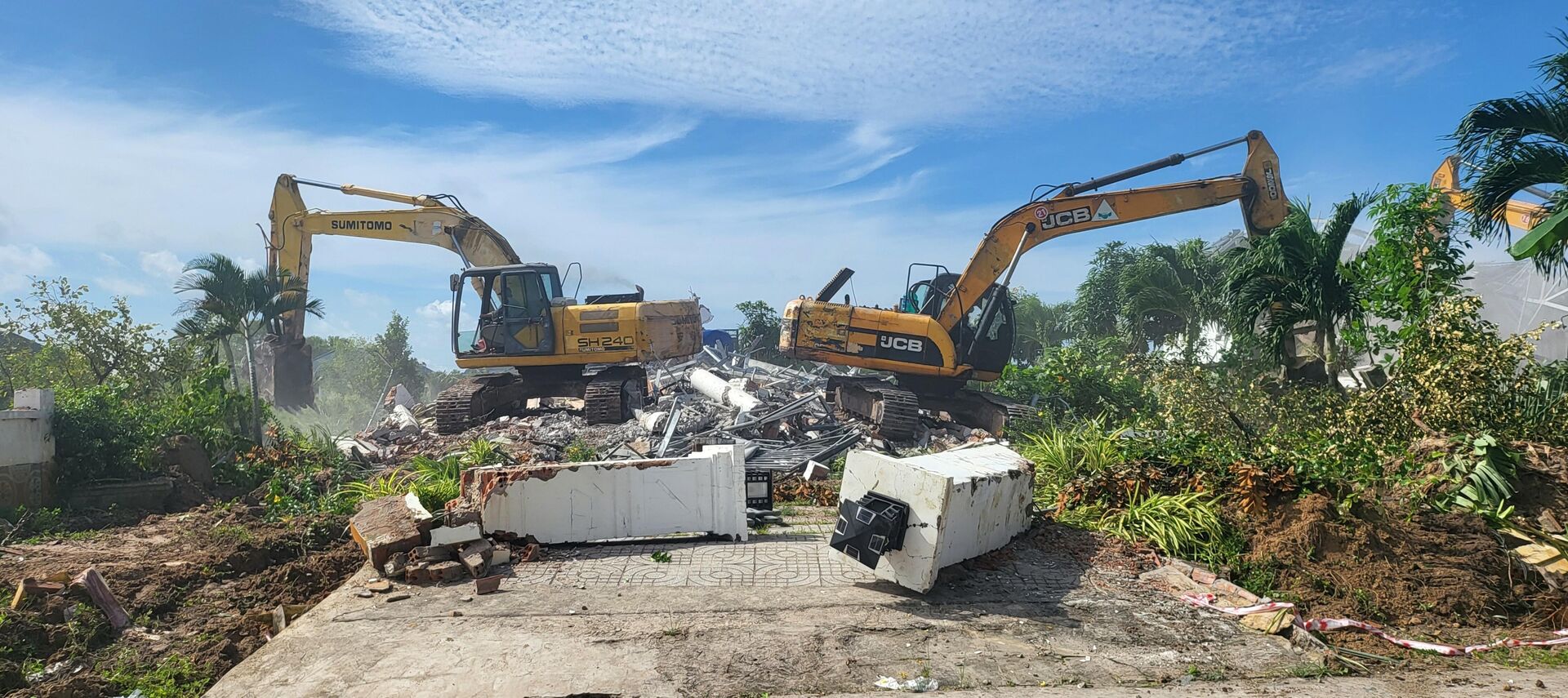 Kiên Giang: Cưỡng chế buộc thực hiện khắc phục hậu quả 14 trường hợp vi phạm trong lĩnh vực đất đai trên đảo Phú Quốc - Sputnik Việt Nam, 1920, 08.10.2023