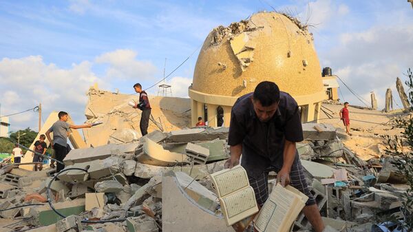 Nhà thờ Hồi giáo bị phá hủy bởi cuộc không kích của Israel ở Khan Yunis, phía nam Dải Gaza - Sputnik Việt Nam