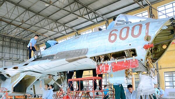 Sửa chữa máy bay chiến đấu tại Nhà máy A32. - Sputnik Việt Nam