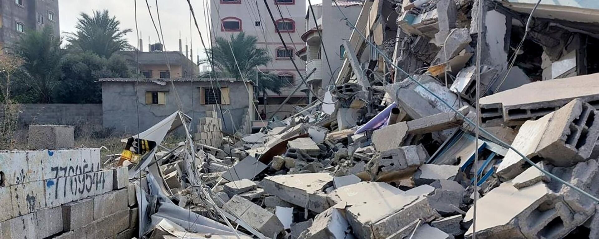 Đống đổ nát của các tòa nhà bị hư hại do  Israel tấn công tên lửa vào Gaza  - Sputnik Việt Nam, 1920, 18.10.2023