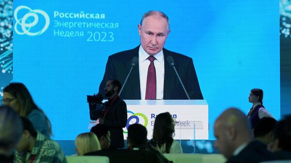 Tổng thống Nga V. Putin phát biểu tại phiên họp toàn thể của Diễn đàn REN-2023 ngày 11/10/2023 - Sputnik Việt Nam