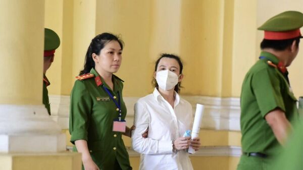 Bà Đặng Thị Hàn Ni trong phiên tòa xét xử bà Phương Hằng - Sputnik Việt Nam