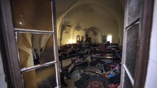 Người Palestine kiểm tra thiệt hại tại nhà thờ ở thành phố Gaza - Sputnik Việt Nam