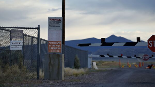 Một barrier chắn và biển báo cấm chụp ảnh ở lối vào bãi thử vũ khí hạt nhân ở Nevada, gần Khu vực 51 - Sputnik Việt Nam