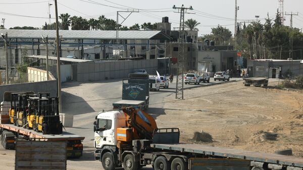 Xe tải chở hàng viện trợ nhân đạo cho Gaza đã bắt đầu tiến vào khu vực này qua trạm kiểm soát Rafah - Sputnik Việt Nam