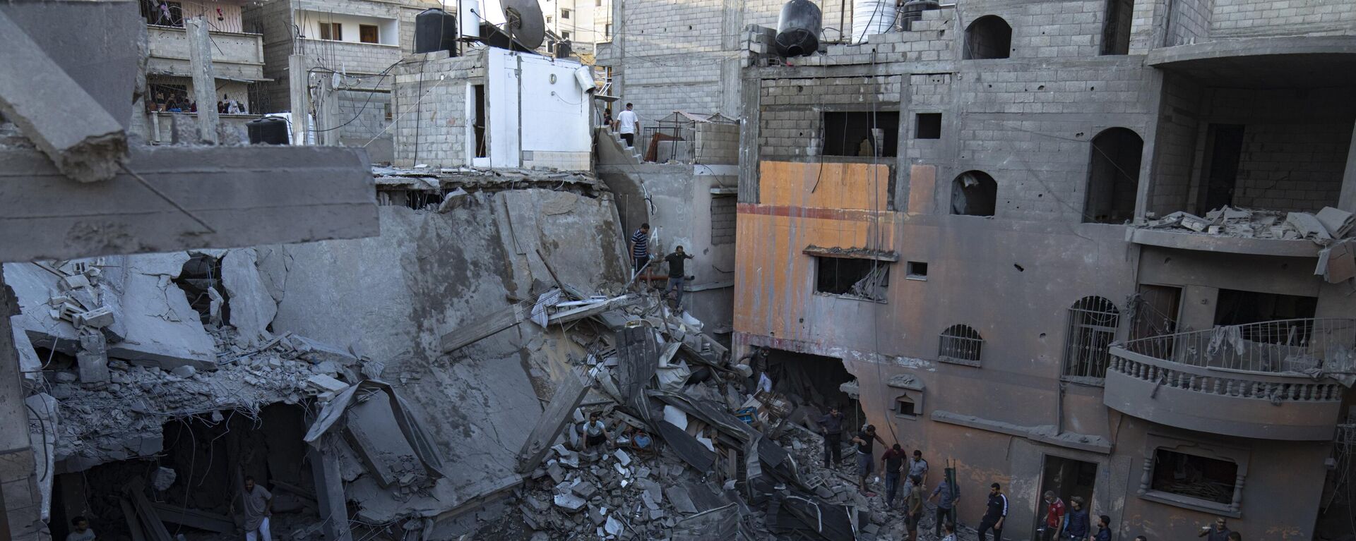 Người dân Palestine tìm kiếm những người sống sót trong tòa nhà bị phá hủy doIsrael đánh bom ở Khan Yunis, Dải Gaza - Sputnik Việt Nam, 1920, 28.10.2023