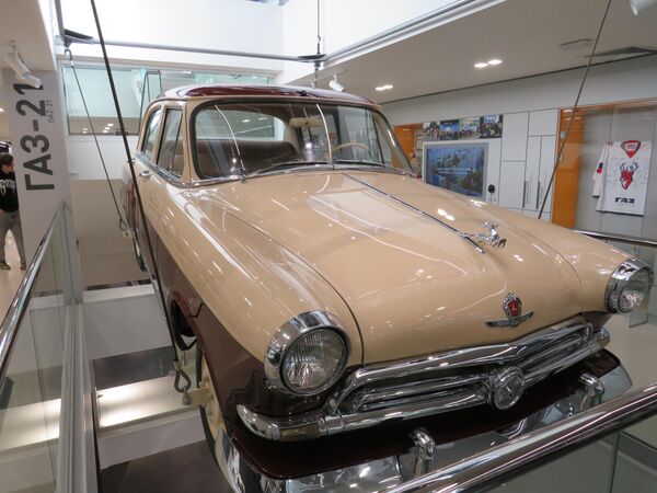 “Volga” GAZ-21 phiên bản sửa đổi đầu tiên. 1956-1958. Mẫu ô tô Xô-viết đầu tiên với hộp số tự động và hệ thống bôi trơn khung gầm tập trung - Sputnik Việt Nam