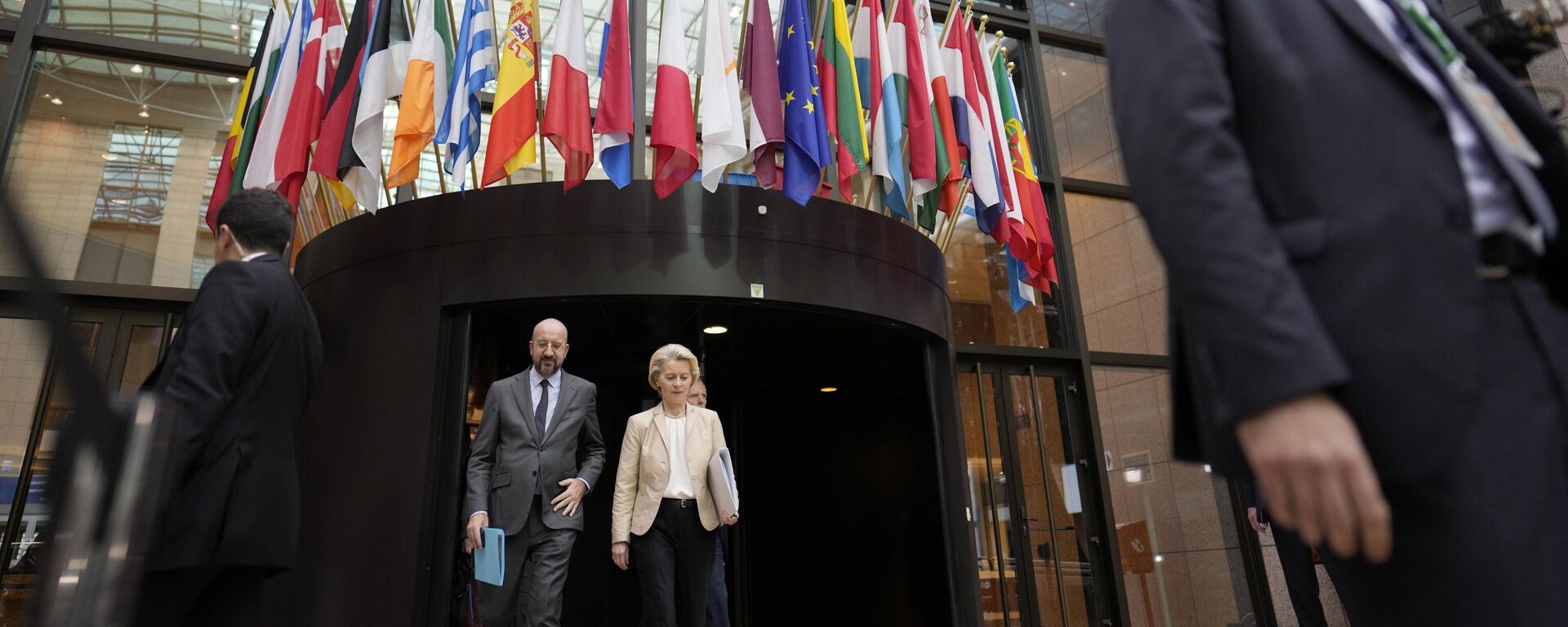 Chủ tịch Ủy ban châu Âu Ursula von der Leyen và Chủ tịch Hội đồng châu Âu Charles Michel trước cuộc họp báo tại Hội nghị thượng đỉnh EU tại Brussels - Sputnik Việt Nam, 1920, 02.11.2023