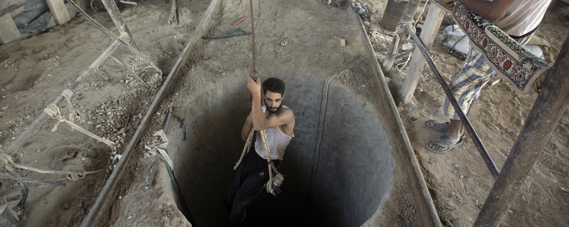 Một người Palestine đi xuống đường hầm buôn lậu dưới biên giới giữa Gaza và Ai Cập ở phía nam Dải Gaza. - Sputnik Việt Nam, 1920, 30.10.2023