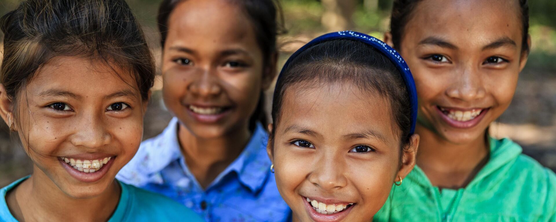 Nhóm trẻ em vui vẻ ở một ngôi làng gần Siem Reap, Campuchia - Sputnik Việt Nam, 1920, 01.11.2023
