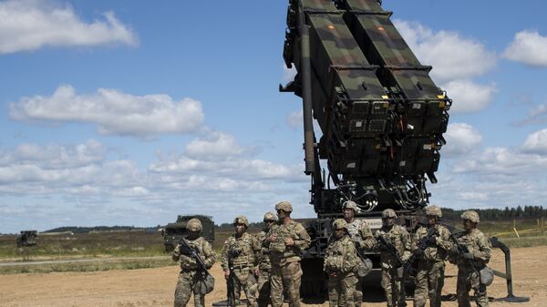 Members of US 10th Army Air and Missile Defense Command stands next to a Patriot surface-to-air missile battery during the NATO multinational ground based air defence units exercise Tobruq Legacy 2017 at the Siauliai airbase. (File) - Sputnik Việt Nam