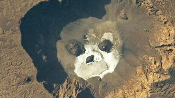 Quang cảnh miệng núi lửa lớn trên sa mạc chụp từ không gian - Sputnik Việt Nam