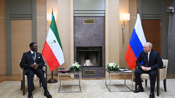 Tổng thống Nga V. Putin gặp Tổng thống Guinea Xích đạo T. Mbasogo trong ngày 2/11/2023. - Sputnik Việt Nam
