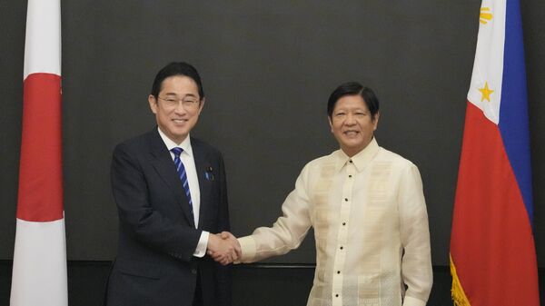 Tổng thống Philippines Ferdinand Marcos Jr. bắt tay Thủ tướng Nhật Bản Fumio Kishida tại Phủ Tổng thống Malacañang ở Manila - Sputnik Việt Nam
