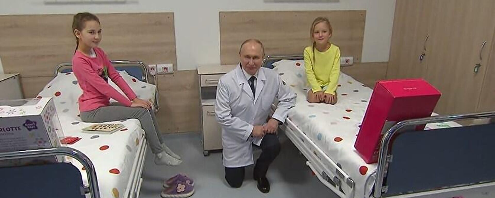 Vladimir Putin thăm hỏi các trẻ em tại Trung tâm Nghiên cứu Y học Nga - Sputnik Việt Nam, 1920, 09.11.2023