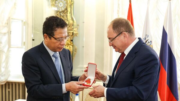 Chủ tịch nước Việt Nam tặng Huân chương cho ĐHTH Quốc gia Nga có yếu tố Việt cao nhất  - Sputnik Việt Nam